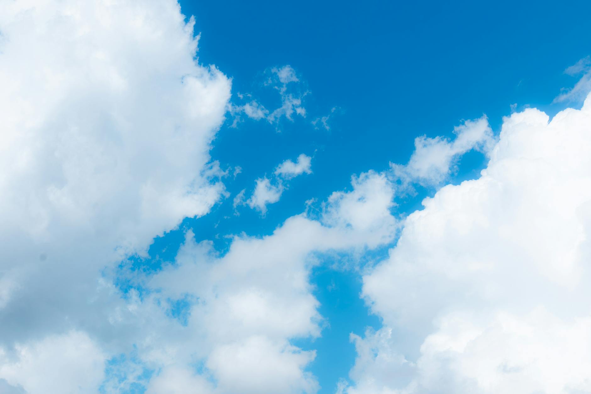 Ceu aberto com aeronave em voo representando liberdade e mobilidade aerea