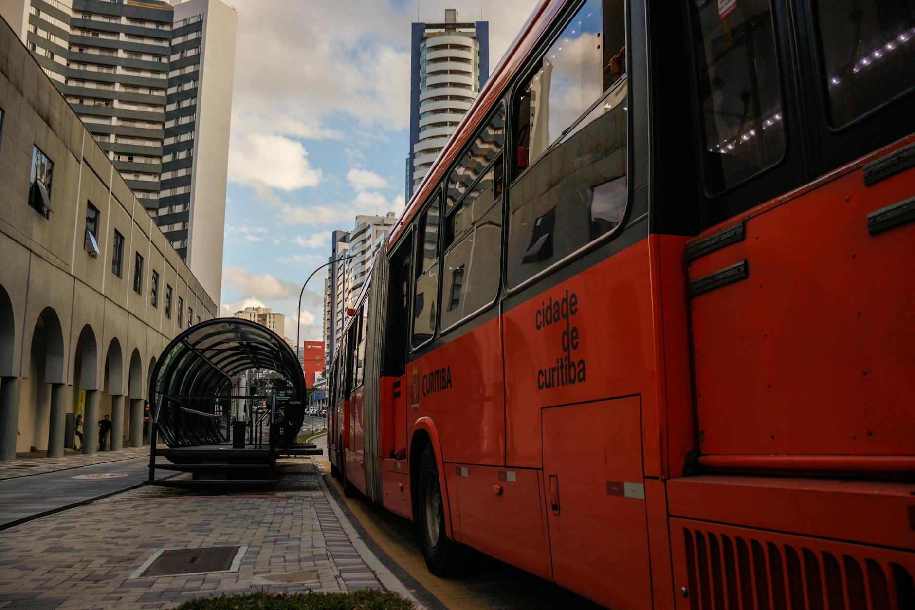 Estrada rodoviaria representando o transporte de passageiros por onibus no Brasil